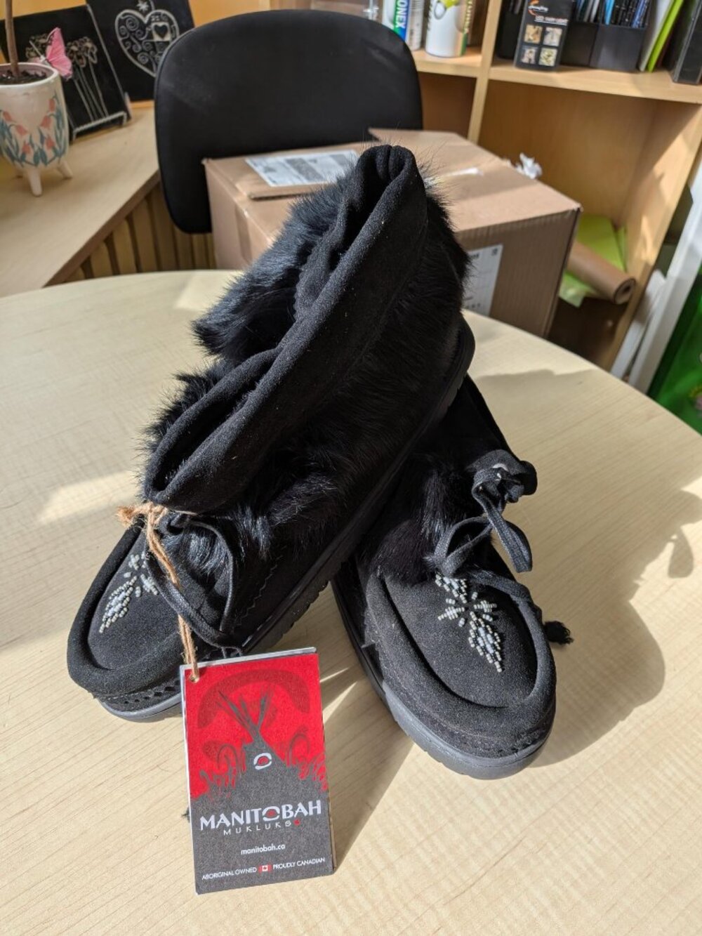 NIB Women's Manitobah Mukluks Size 10